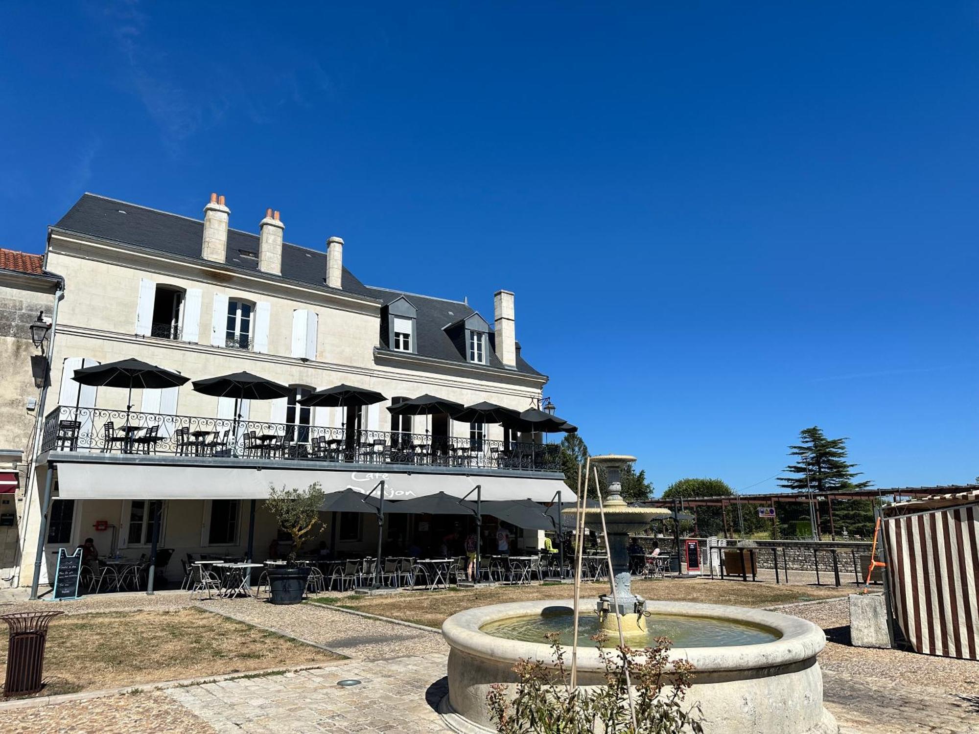 Chambre2 Face Au Donjon Pons Exterior photo